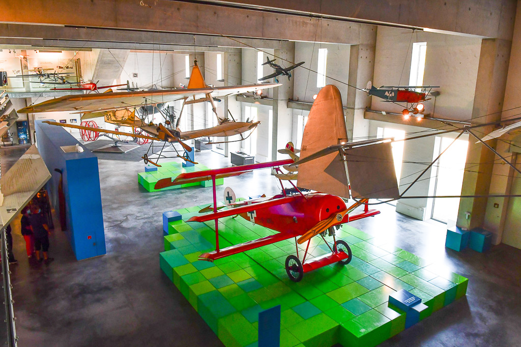Flugzeug-Modelle auf grünem Podest