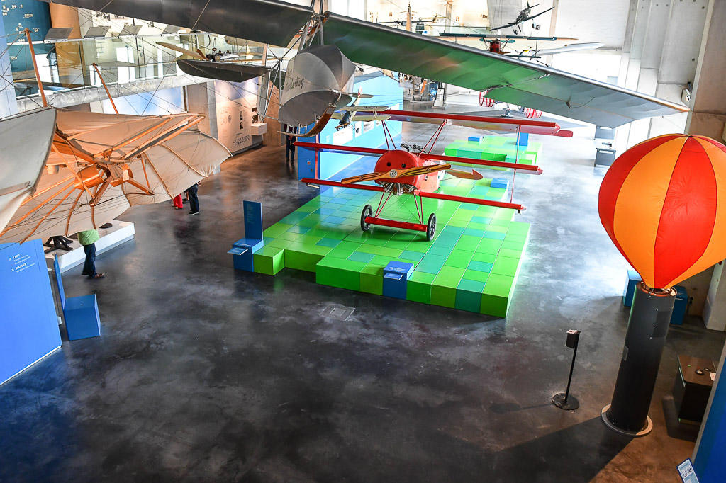 Flugzeug-Modelle mit rotem Ballon
