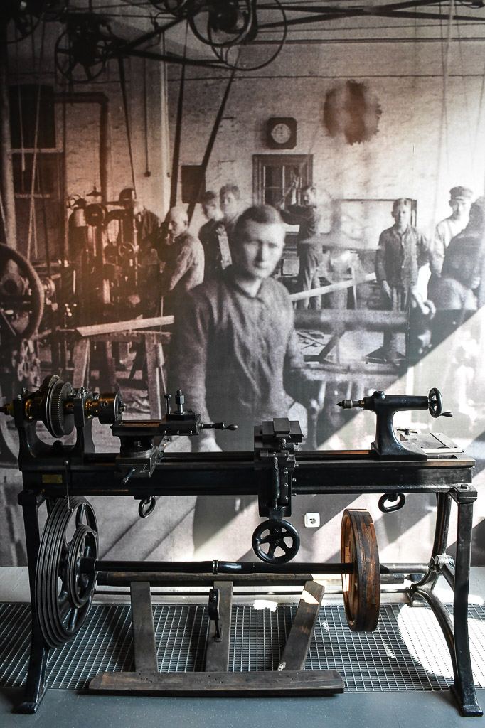 Historisches Foto mit Arbeiter im Hochformat