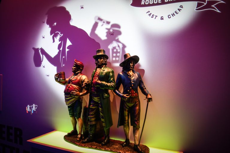 Figuren in buntem Licht