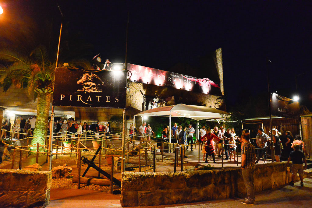 Beleuchteter Eingang des Theaters mit Pirates-Schriftzug