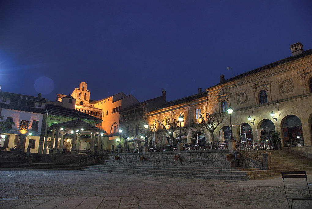 Beleuchteter Hauptplatz des Poble Espanyol am Abend