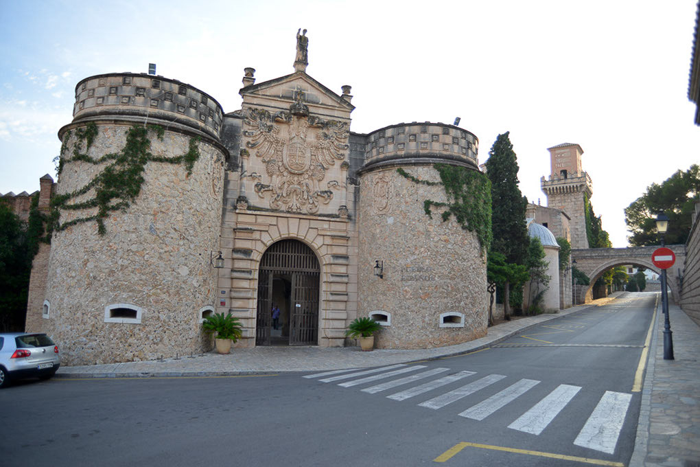 Eingangstor des Pueblo Español