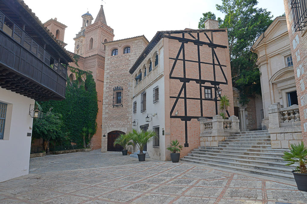 Gasse mit Treppen und einem Fachwerkhaus