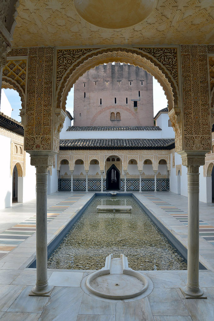 Nachbildung des Löwenhofs der Alhambra im Hochformat
