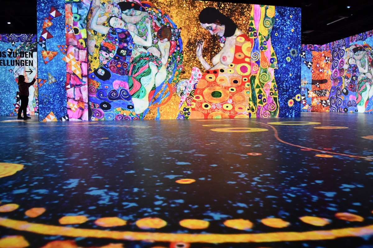 Bunte Projektion im Ausstellungsraum