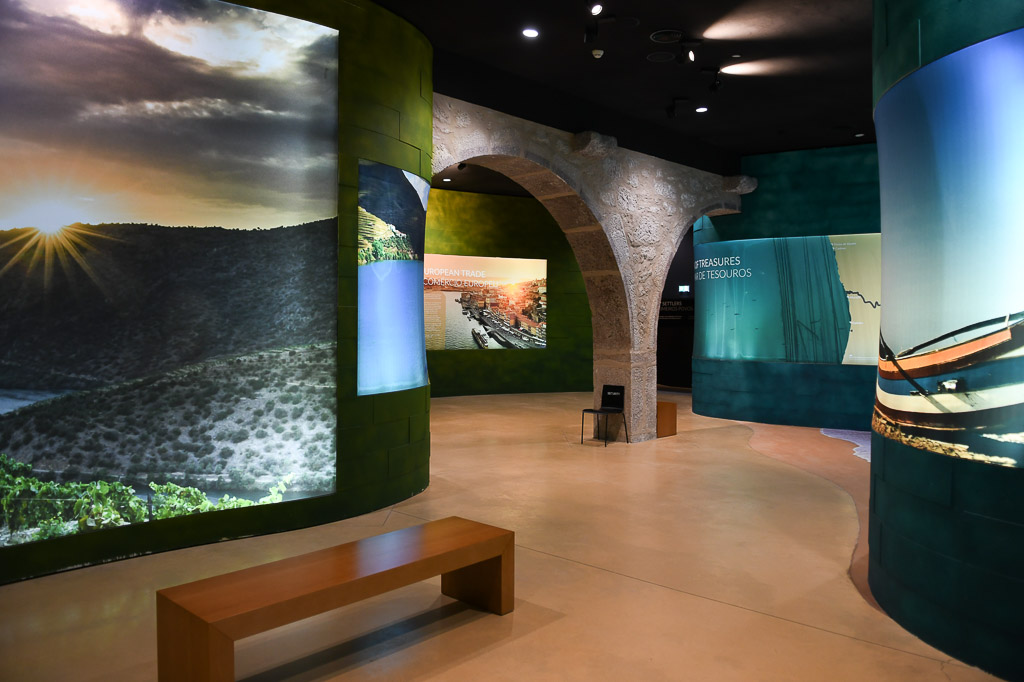Ausstellungsraum mit Landschaftsprojektionen