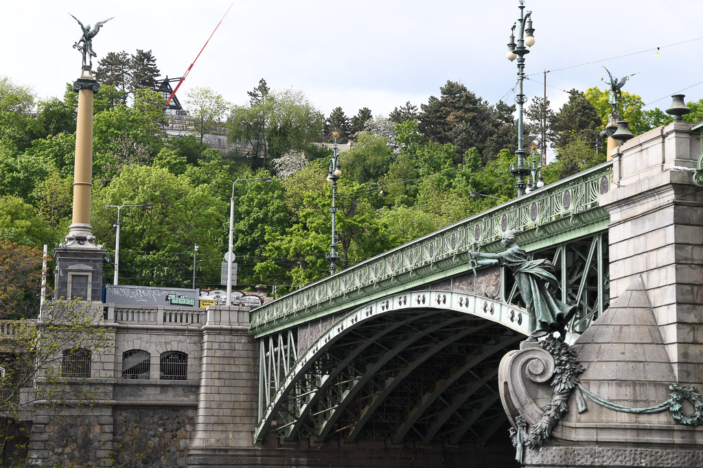 Brücke über die Moldau mit Denkmal