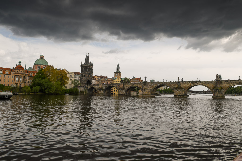 Karlsbrücke unter dunklen Wolken