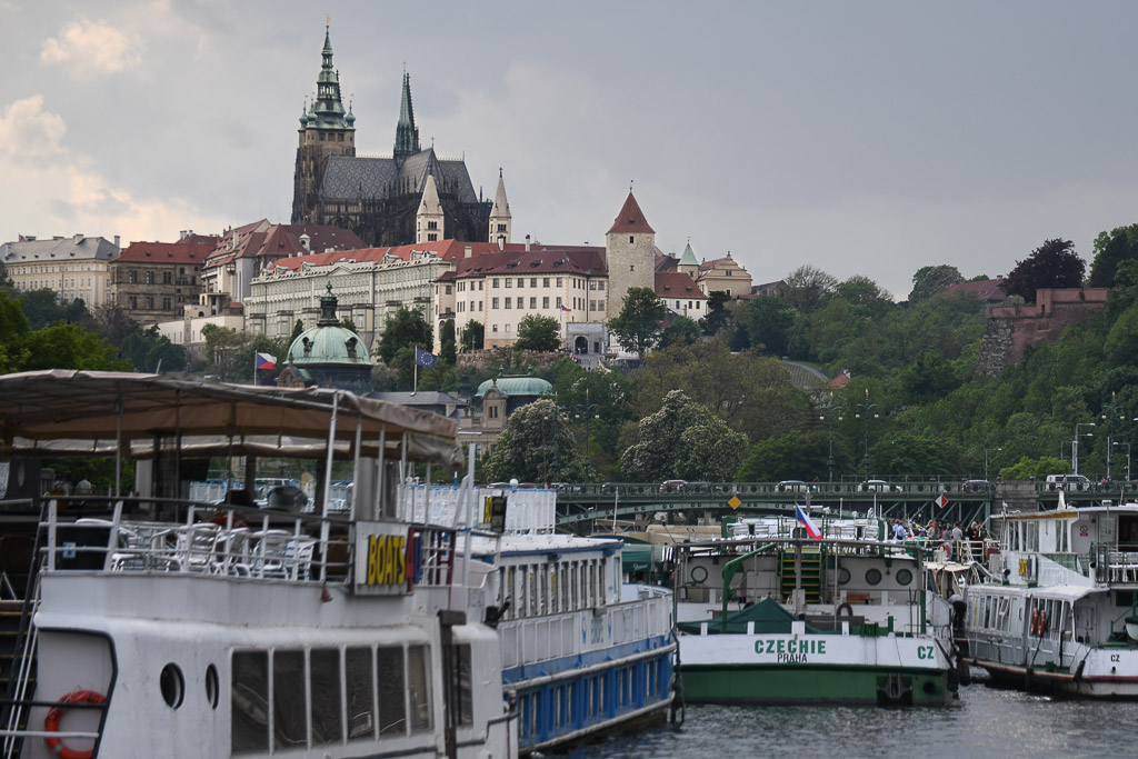 Anlegestelle mit Schiffen und Prager Burg