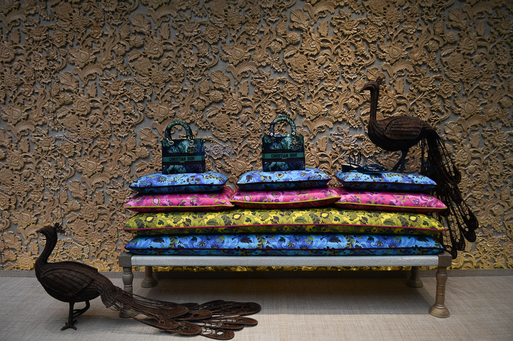 Sofa mit Pfauenfiguren