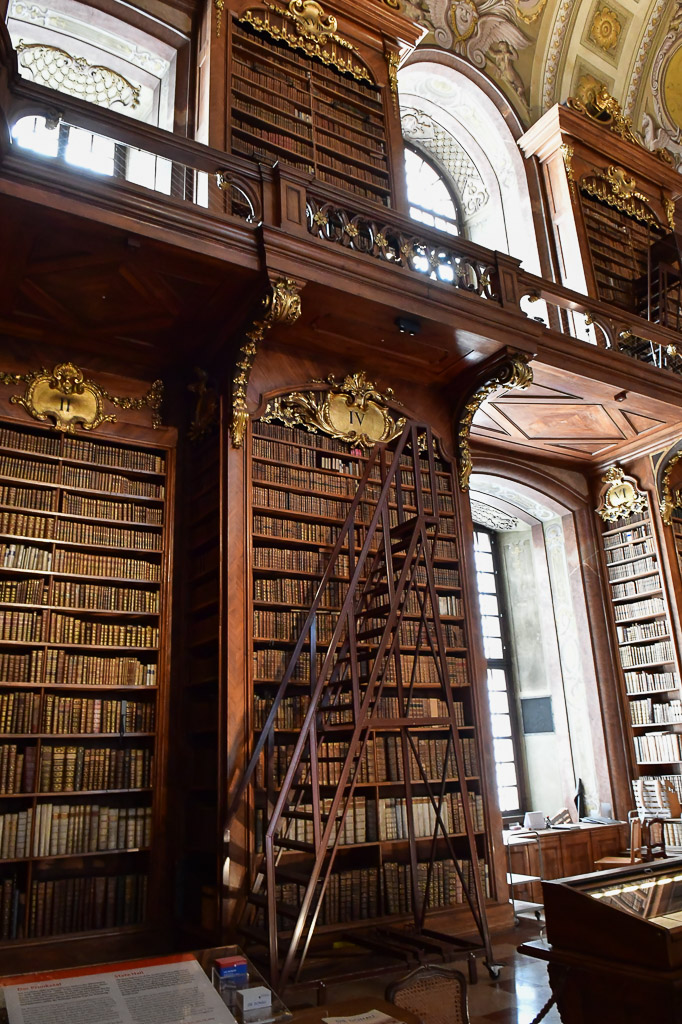 Bücherregale mit Leiter im Hochformat