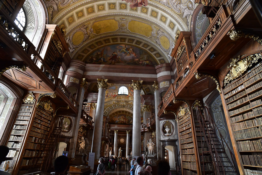 Prunksaal mit Kuppel und Bücherwänden