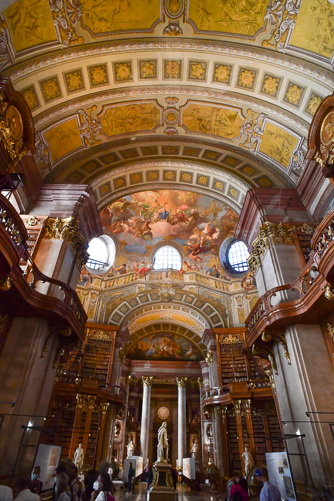 Blick durch den Prunksaal zur Kuppel im Hochformat
