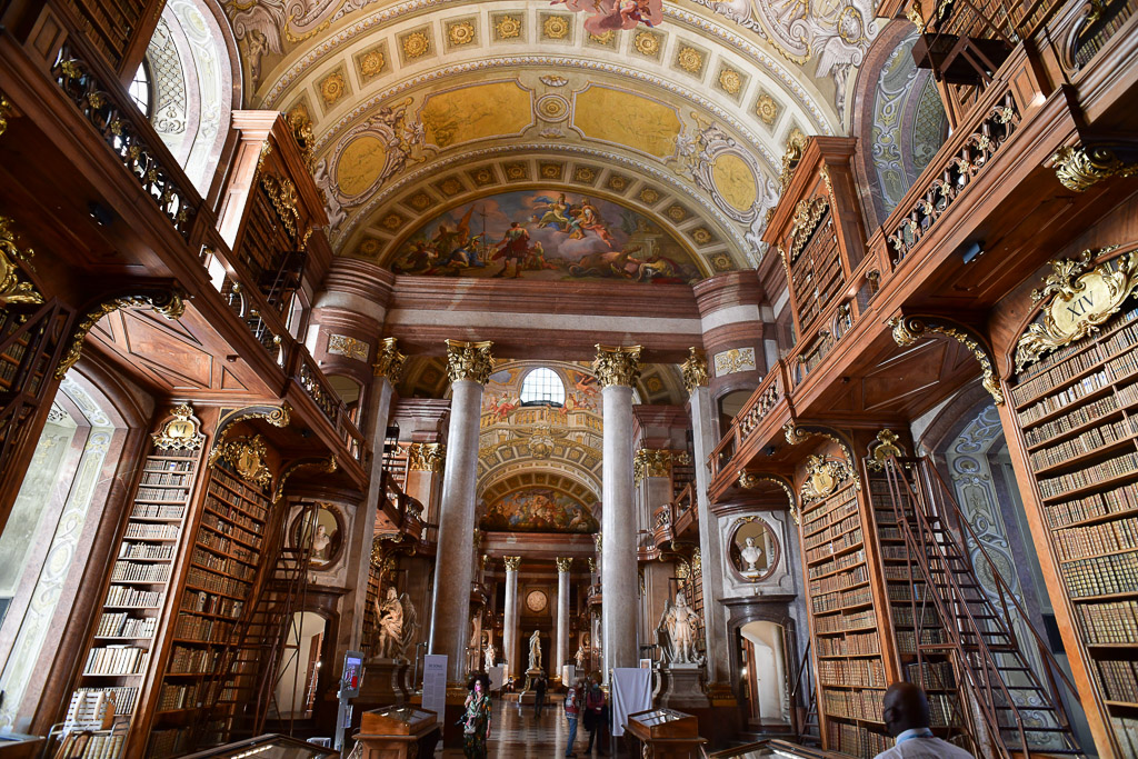 Langer Saal mit Bücherregalen und Kuppel