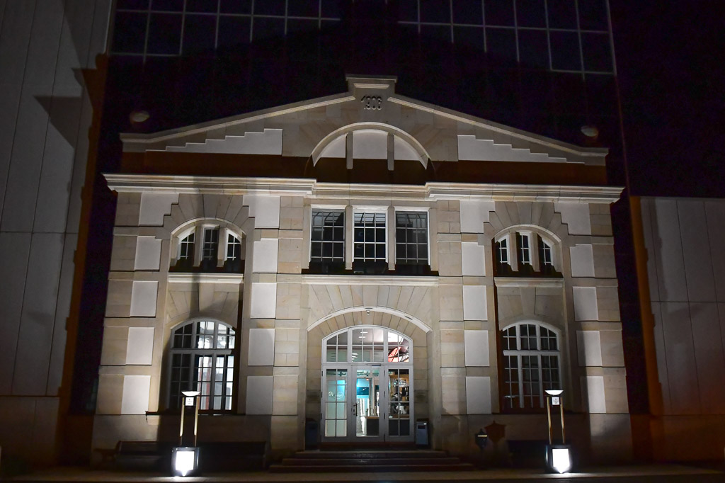 Historisches Portal der Brauerei bei Nacht