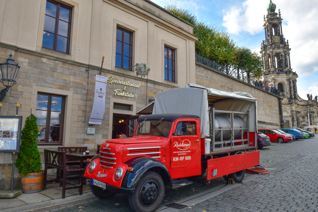 Roter Lastwagen vor der Brauerei