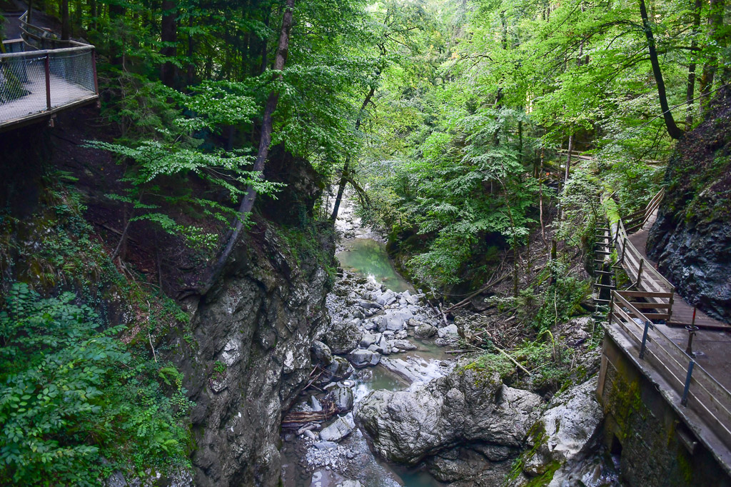 Steg entlang der Schluchtwand