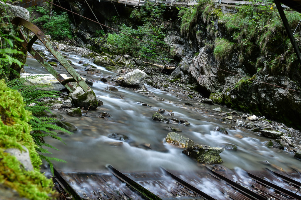 Bach zwischen bemoosten Steinen