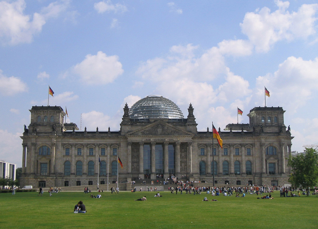 Reichstagsgebäude hinter der Wiese