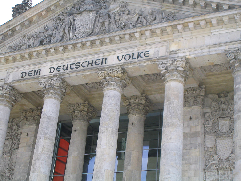 Portal mit Inschrift „Dem Deutschen Volke“