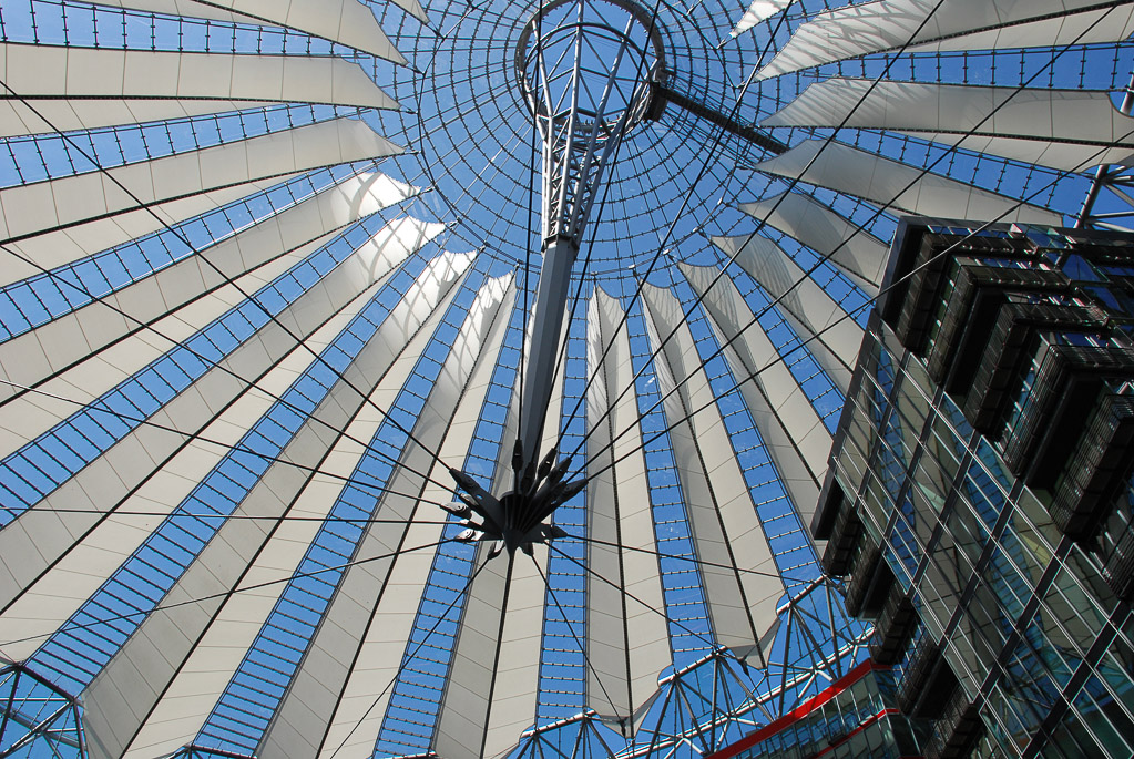 Blau-weißes Zeltdach von unten