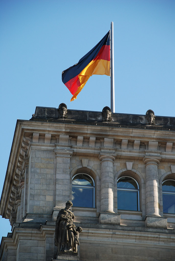 Fahne auf dem Gebäude im Hochformat