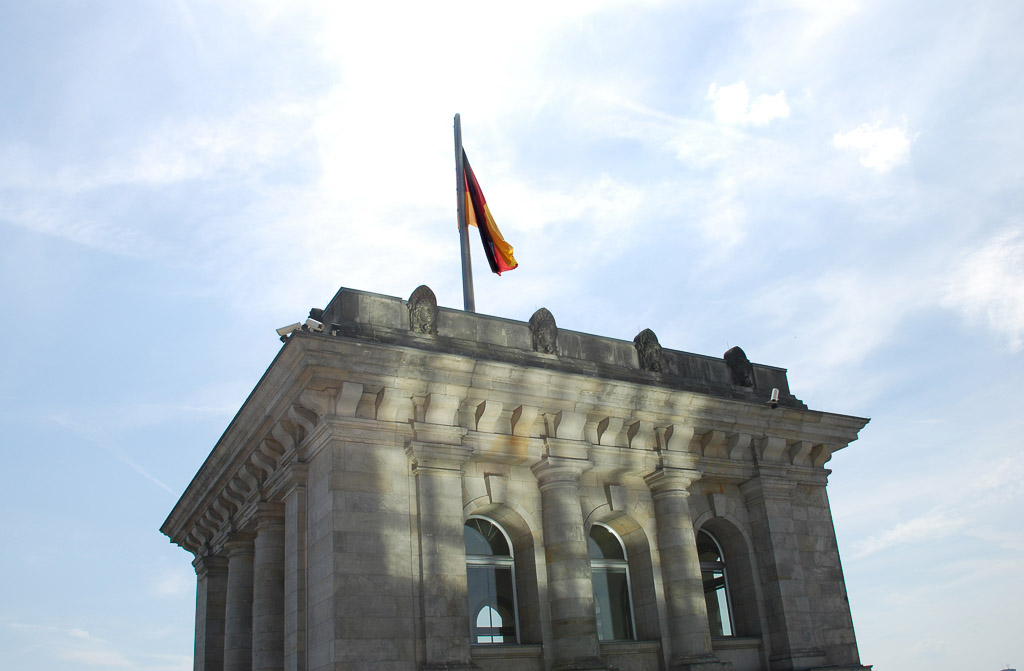 Reichstagsdach mit Fahne im Hochformat