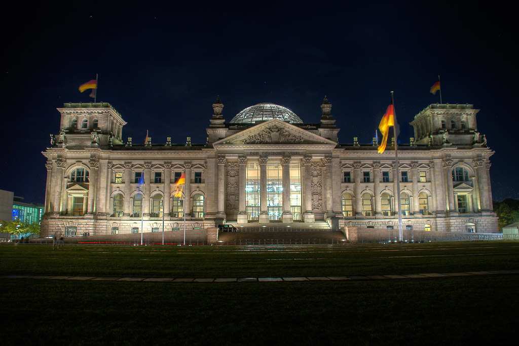 Reichstagsgebäude bei Nacht