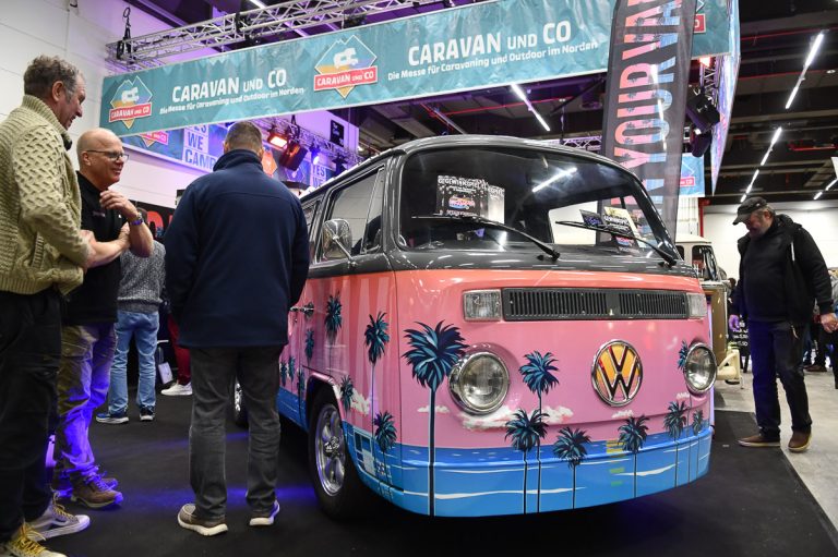 Bunt bemalter VW-Bus