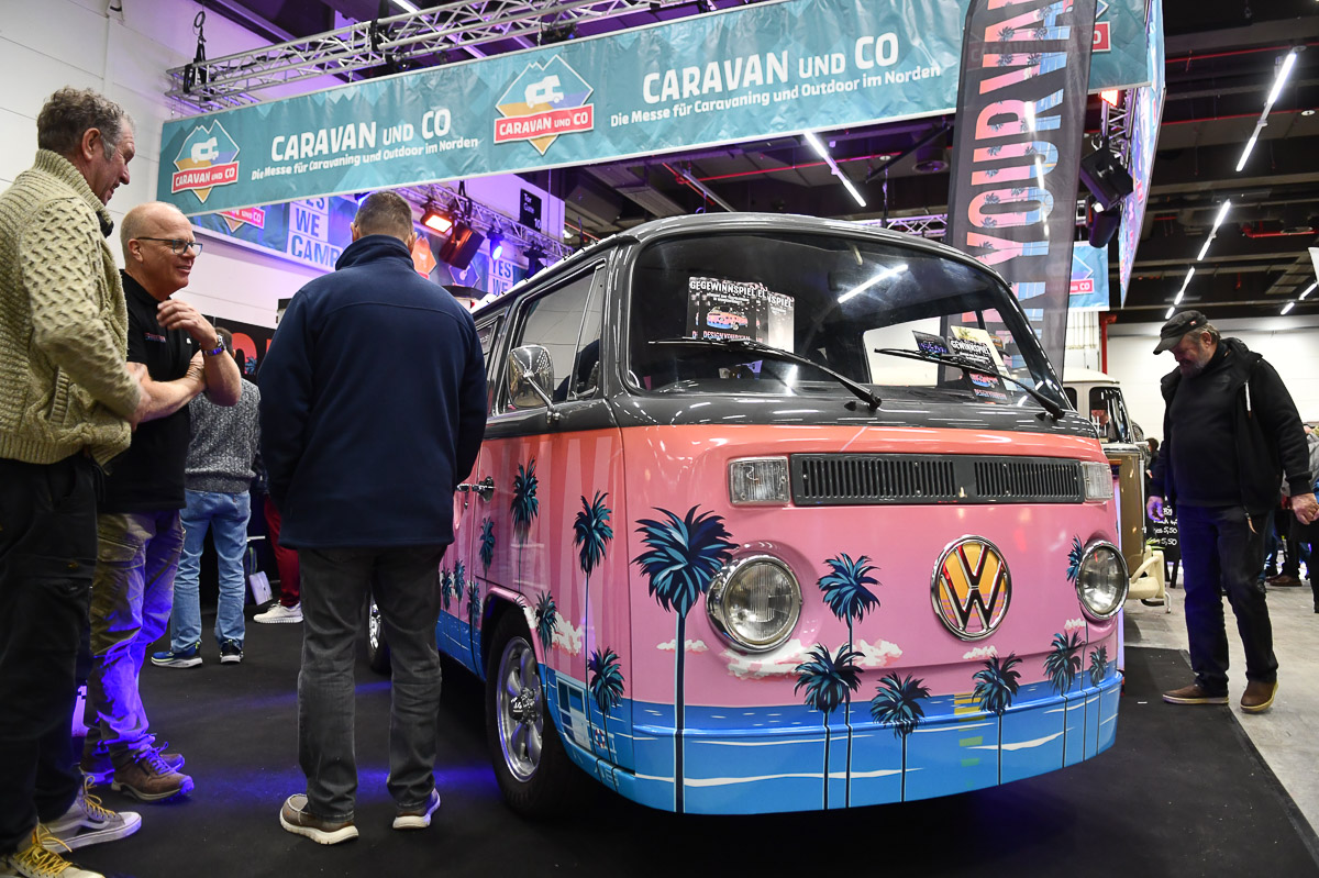Bunt bemalter VW-Bus