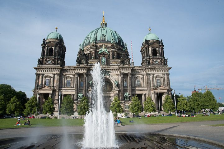 Der Berliner Dom mit Springbrunnen im Lustgarten
