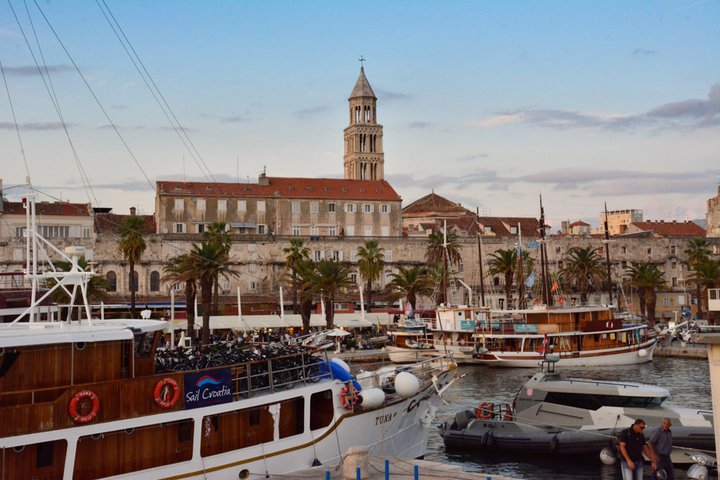 Der Hafen von Split mit dem Domturm
