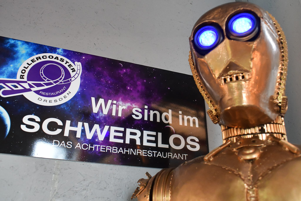 Goldene Roboterfigur am Eingang