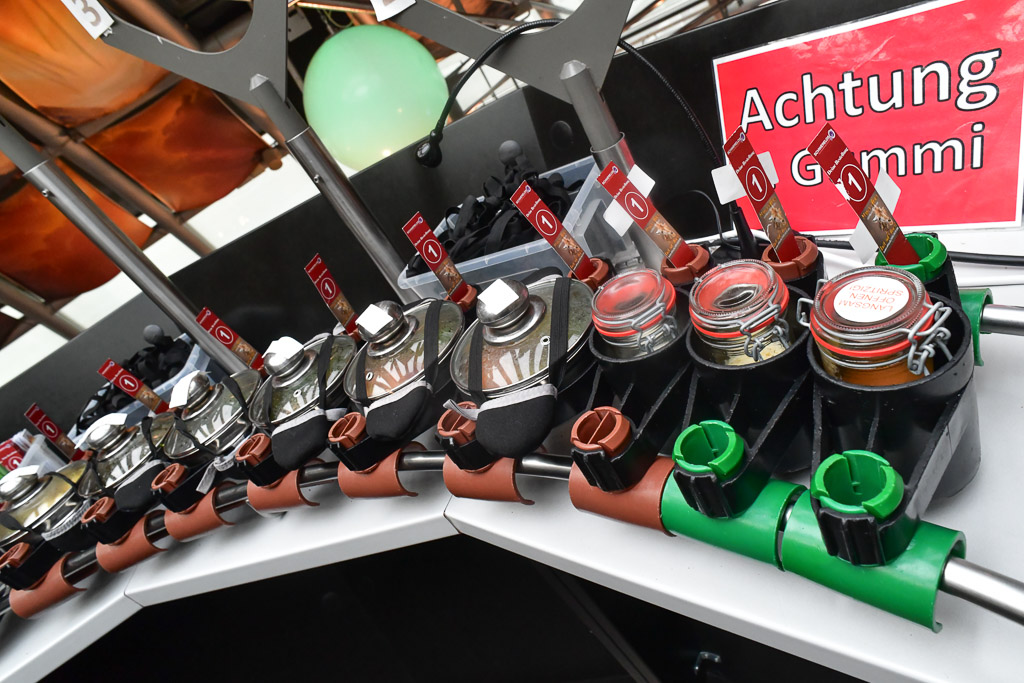 Speisen in Töpfen auf der Achterbahn