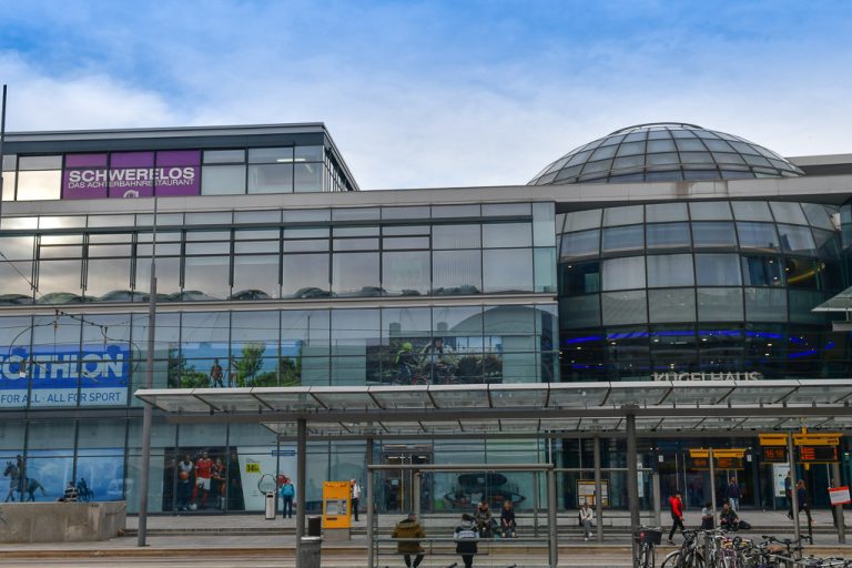 Außenansicht des Restaurants Schwerelos im Kugelhaus am Dresdner Hauptbahnhof