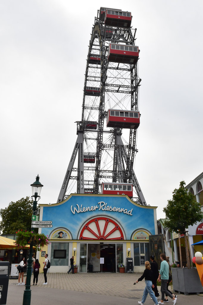 Riesenrad mit Eingangsgebäude im Hochformat