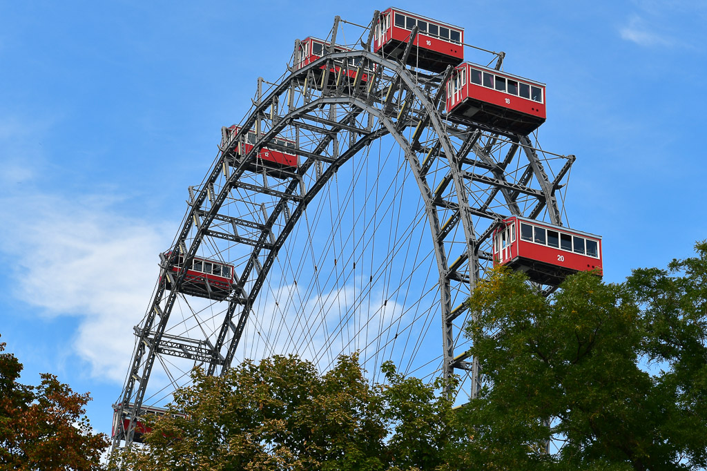 Riesenrad mit roten Waggons