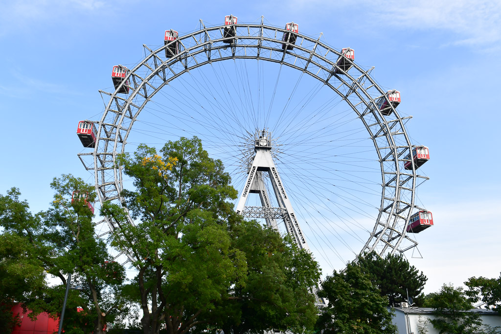 Riesenrad zwischen Bäumen