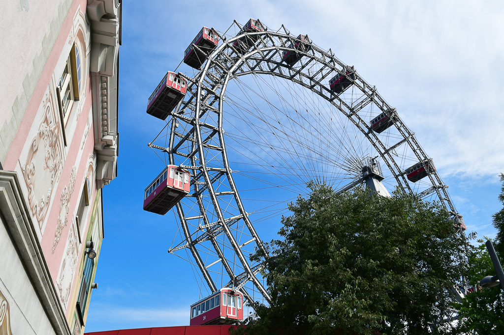 Riesenrad hinter einem Gebäude