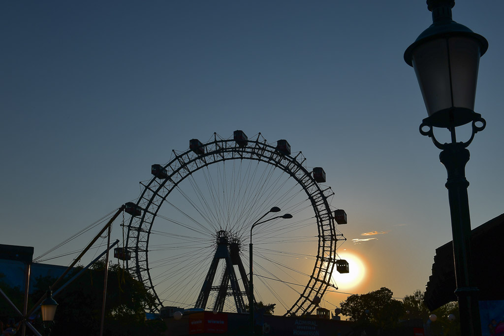 Riesenrad im Gegenlicht mit Straßenlaterne