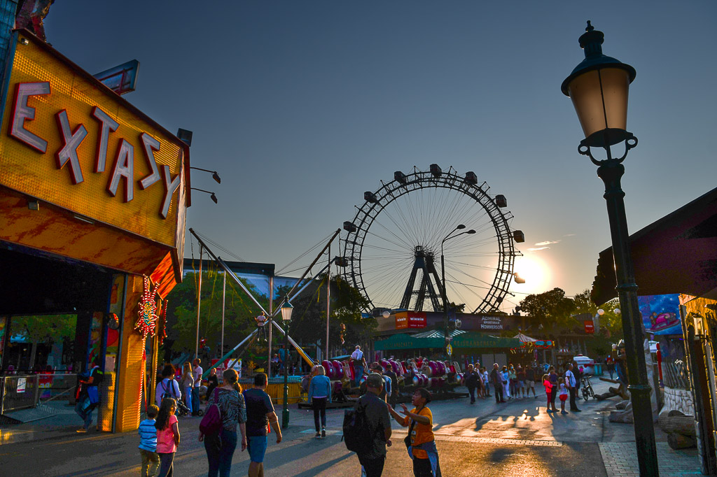 Praterplatz mit Riesenrad am Abend