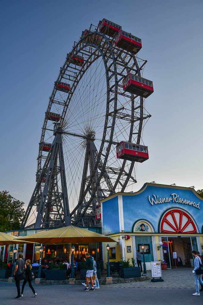 Riesenrad vor Abendhimmel im Hochformat