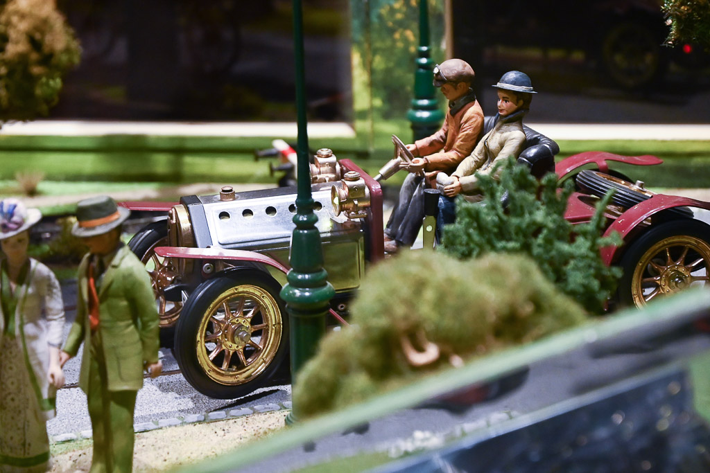 Diorama mit Oldtimer und Figuren
