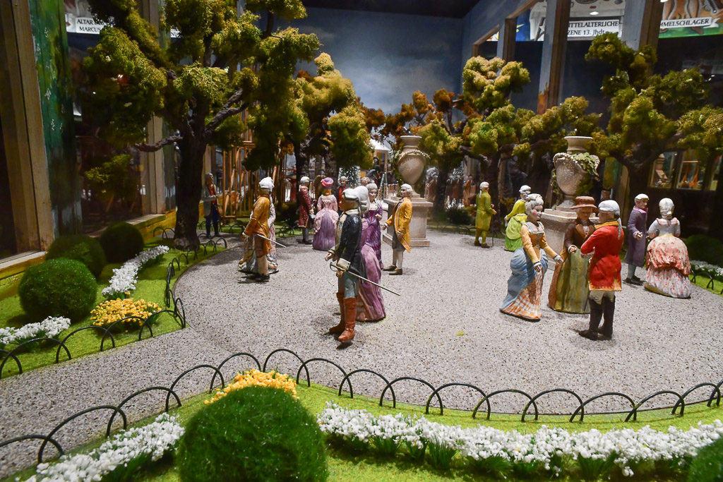 Diorama mit Gesellschaft im Garten