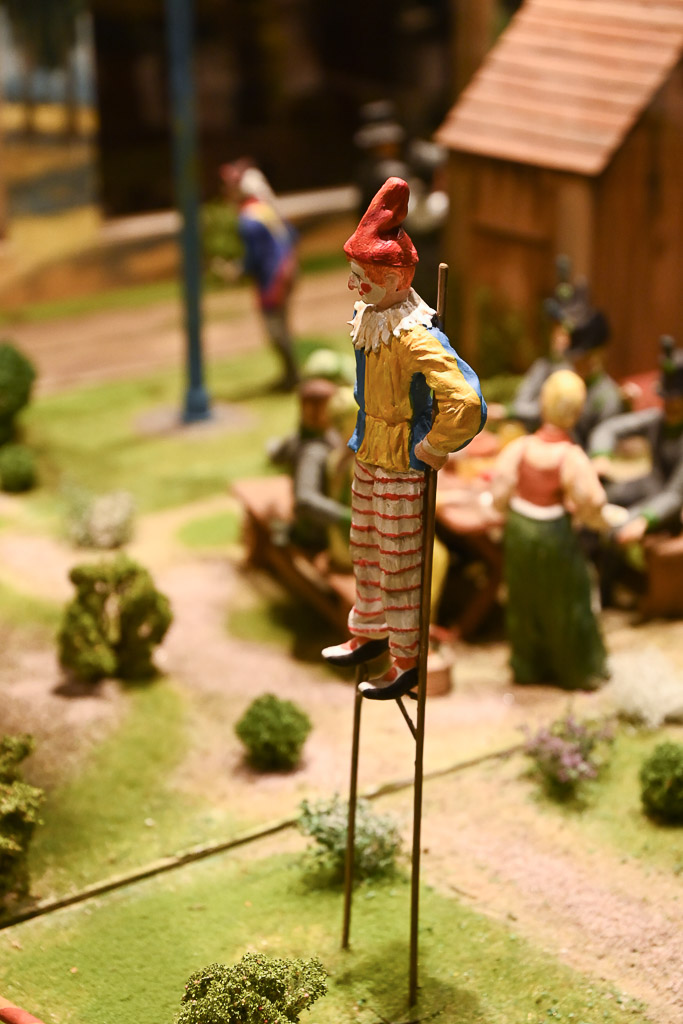 Diorama mit Gebäude im Hochformat