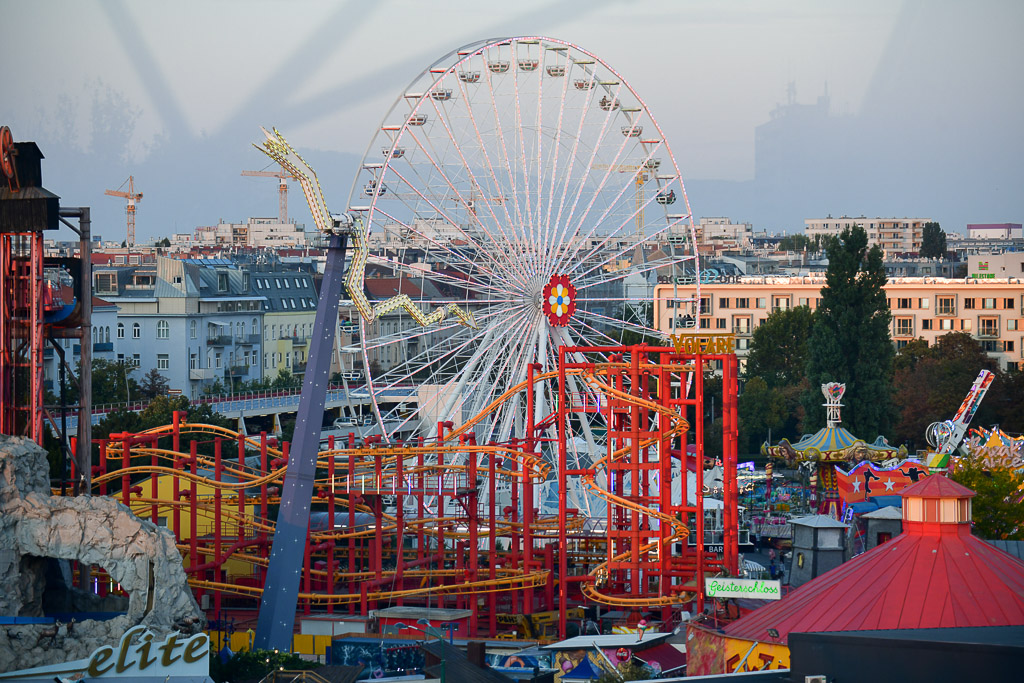 Blick auf Riesenrad und Fahrgeschäfte von oben