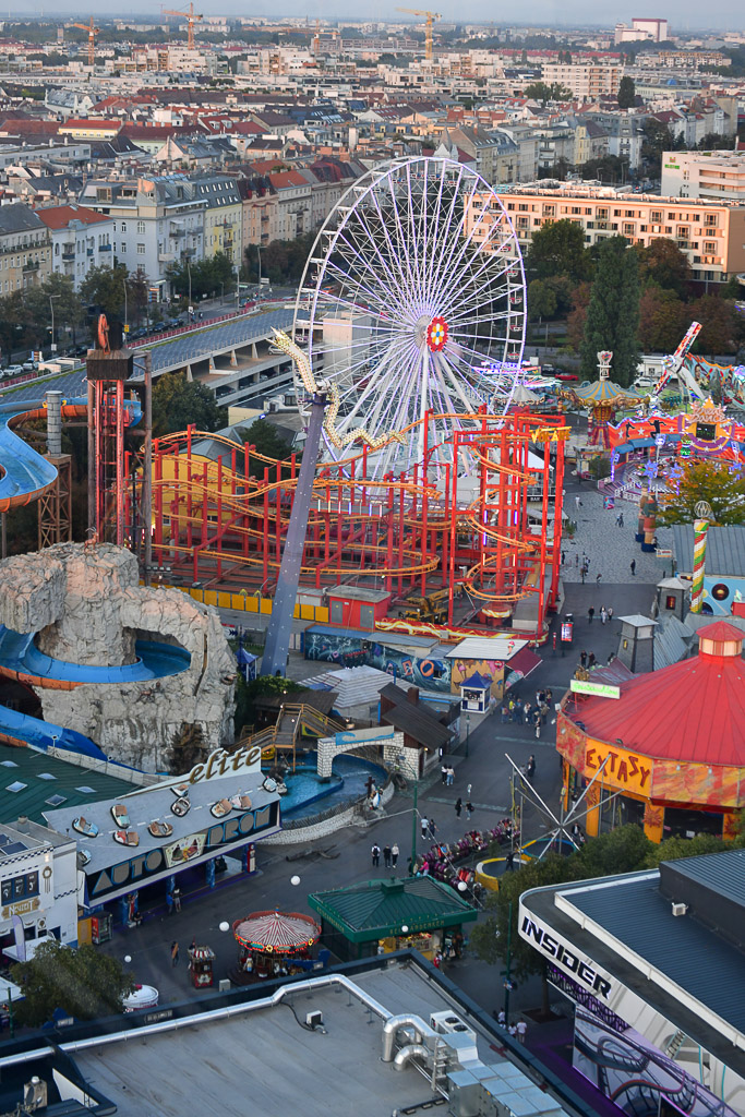 Blick auf den Vergnügungspark im Hochformat