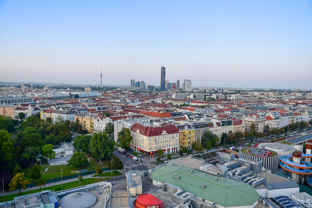 Blick auf Dächer und Parkflächen