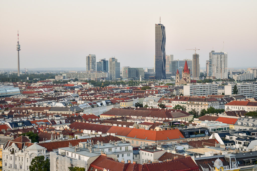 Blick auf Hochhäuser und Donauturm